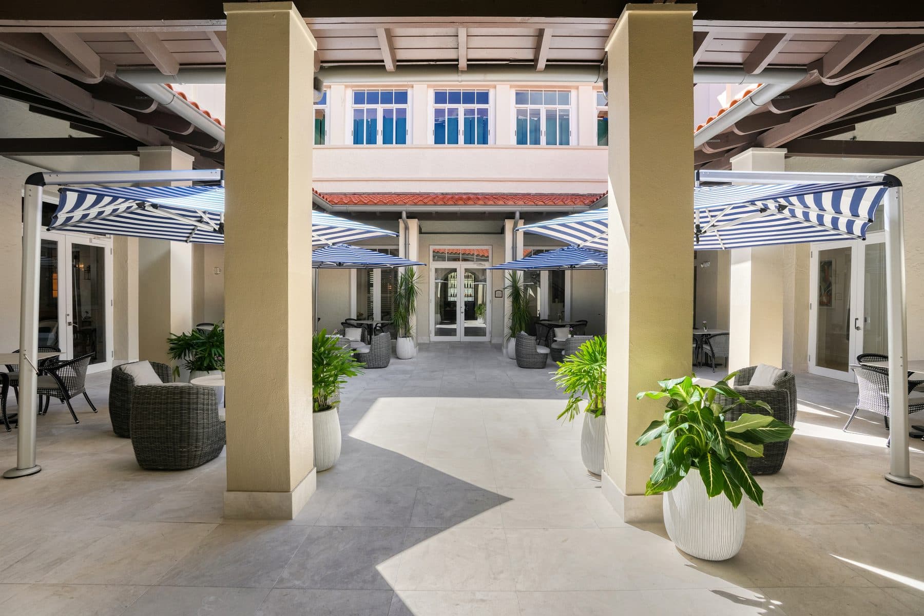 Renovated clubhouse and restaurant at Deering Bay Yacht & Country Club, photograph 6