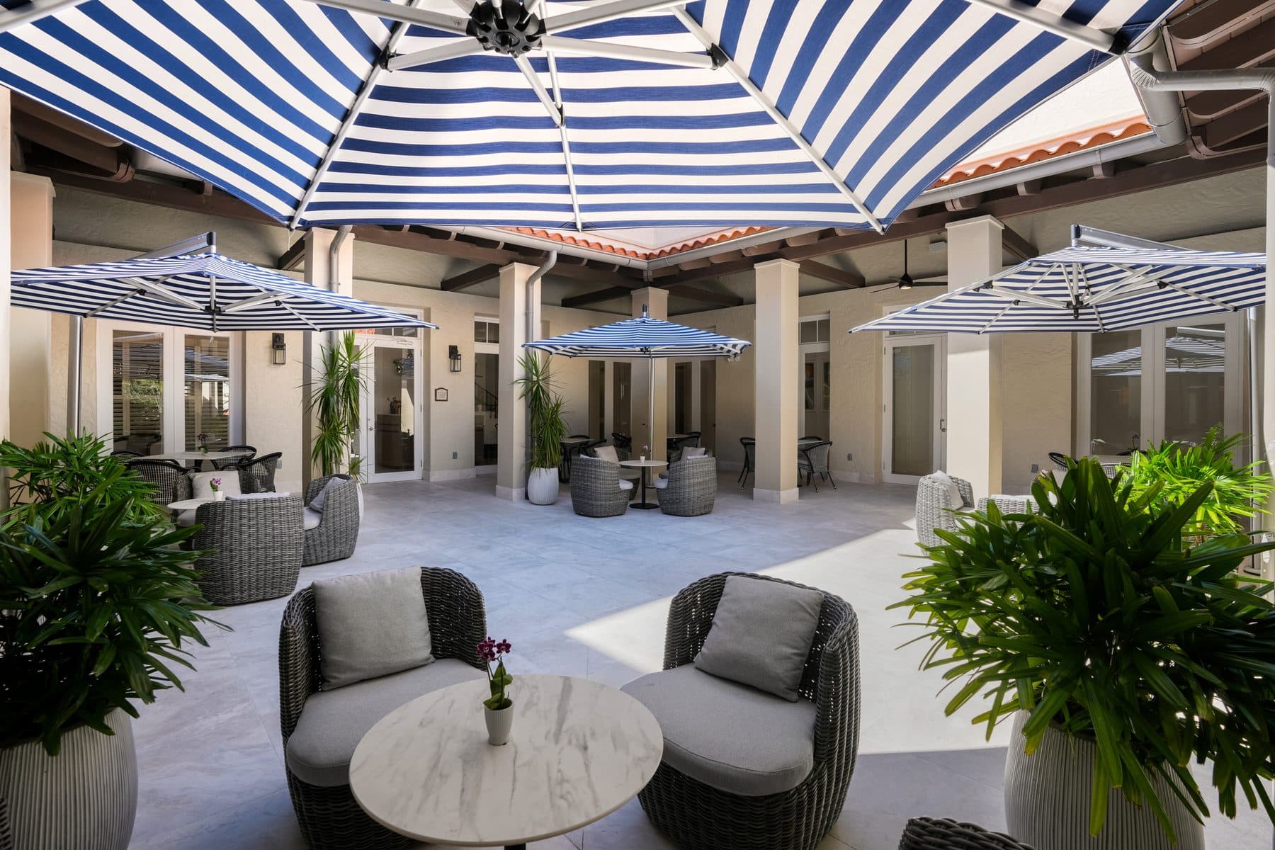 Renovated clubhouse and restaurant at Deering Bay Yacht & Country Club, photograph 7